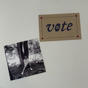 2 TAYLOR SWIFT PROMO CARDS